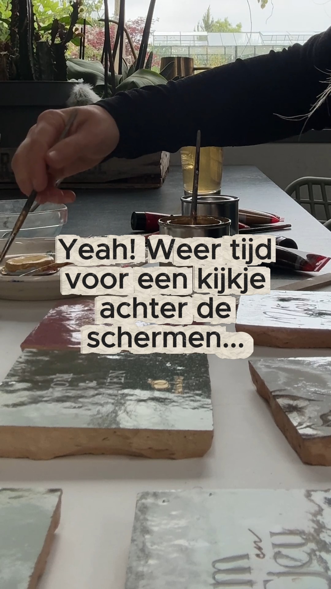 Psst... wordt een tegeltje écht af. 🤫✨

Even een kijkje achter de schermen... 
Veel mensen denken dat de laser het laatste stap is. Maar wanneer de laser klaar is, was ik het tegeltje en kleur de gravering met de hand (en een vleugje liefde 😉) in. 

Zo kan ik teksten laten opvallen, kleur en een vleugje goud toevoegen! 🪄

Mei was een gezellig drukke maand. Het trouwseizoen is in volle gang, dus ik mocht als Vonkmaker met veel tegeltjes aan de slag. 💍🌸

Hierdoor is ook geen tegeltje hetzelfde en dat is wat een Vonkmaker-tegeltje zo bijzonder maakt.

—
#vonkmaker #handgemaakt #inkleuren #trouwseizoen #bruiloft #tegeltje #achterdesschermen #kijkjeachterdeschermen #goud #persoonlijkcadeau #maakmetliefde #grafischontwerper #kleingeluk #uniekcadeau #gepersonaliseerd #trouwtegel #cadeau #ambacht #handwerk