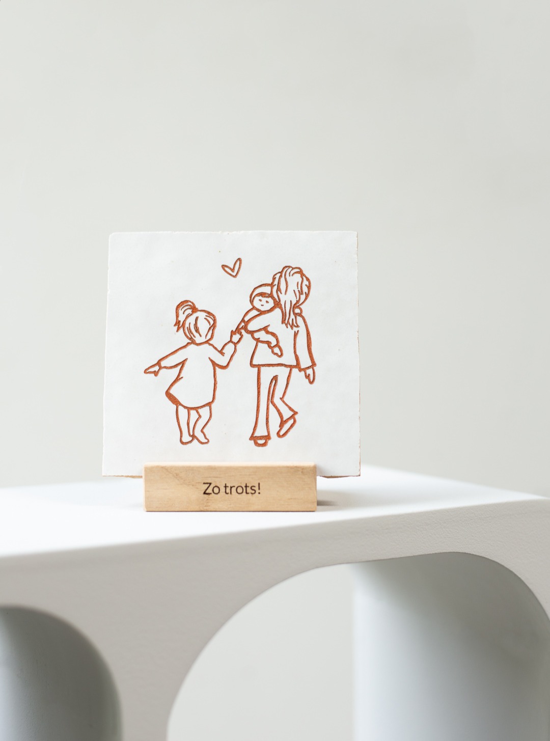 𝗭𝗼 𝘁𝗿𝗼𝘁𝘀! 🤍
Soms zeggen twee woorden alles.

De illustratie van dit geboortekaartje was te leuk om alleen op papier te blijven bestaan. ✨ 

Een cadeau welke een mooi plekje krijg in huis. Dit tegeltje tovert toch een glimlach op je gezicht? Een jong gezin vol liefde en trots.