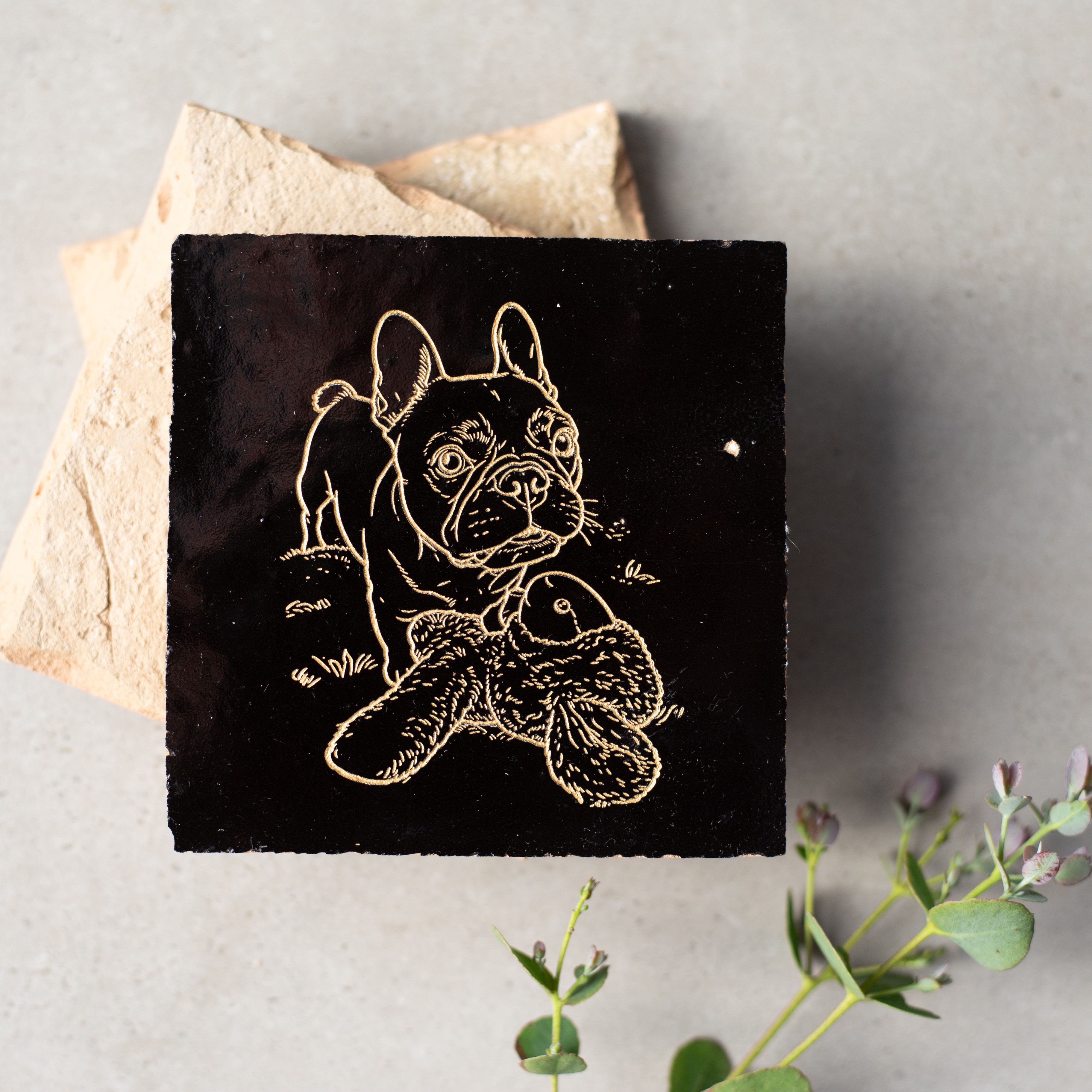 Sommige herinneringen verdienen een blijvende plek. ✨

Voor een familie mocht ik dit persoonlijke tegeltje maken als liefdevol aandenken aan hun trouwe viervoeter. 🐾💛

Het zwarte tegeltje is met de laser gegraveerd en daarna zorgvuldig met goud ingekleurd, zodat elk detail van deze lieve hond blijft stralen. Een klein tegeltje, maar met een onschatbare emotionele waarde.

Hopelijk geeft deze een klein beetje troost, en blikt het iedere dag even terug aan de vrolijke momenten samen. 🤍