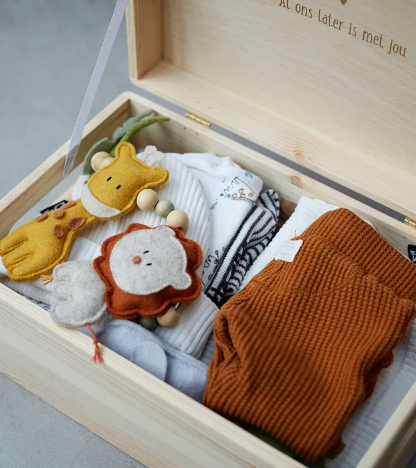 Geboortebox met gedichtje aan binnenzijde deksel gegraveerd. Gevuld met babyspullen.