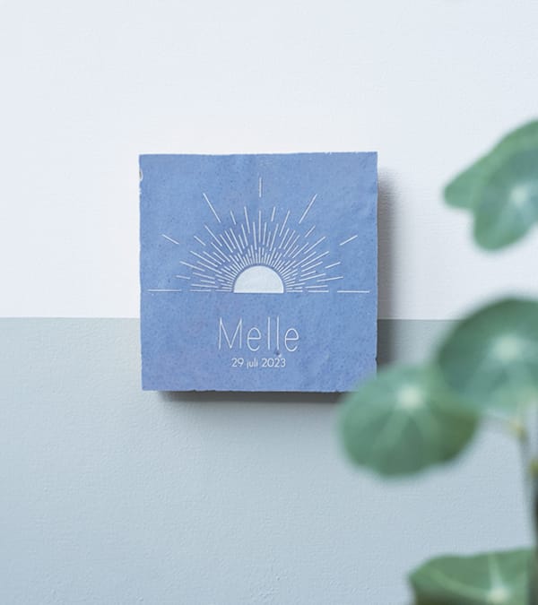 Geboortetegel op maat. Naam Melle met zon.