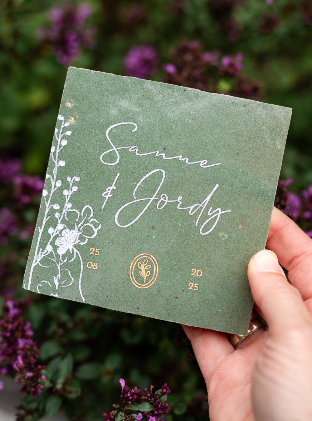 Naar aanleiding van de trouwkaart van Sanne en Jordy mocht ik dit mooie trouwtegeltje ontwerpen. Door de verdiepte gravering naderhand in te kleuren, valt de tekst extra op. 

Super leuk als herinnering aan die mooie dag!

#cadeauopmaat #tegelinspiratie #teksttegel #trouwtegel #herinnering