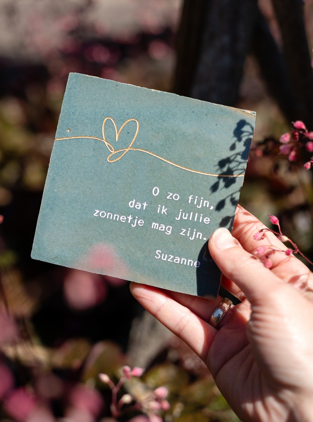 Van deze vrolijke tekst aan de muur wordt je toch blij. 🌞

Dit tegeltje is gegraveerd met een persoonlijke tekst van de klant zelf. Waarna de verdiepte gravering met de hand is ingekleurd. 

Dat voel je, en dat blijft mooi.

Juist die eigen woorden maken hem bijzonder. Voor iemand die je lief is. Of gewoon voor jezelf.

Welke tekst zou jij erop zetten?

#persoonlijkcadeau #gepersonaliseerdcadeau #tegeltje #interieurdetail #liefdevolwonen #uniekcadeau #kleinegebaarengrotebetekenis #vonkmaker