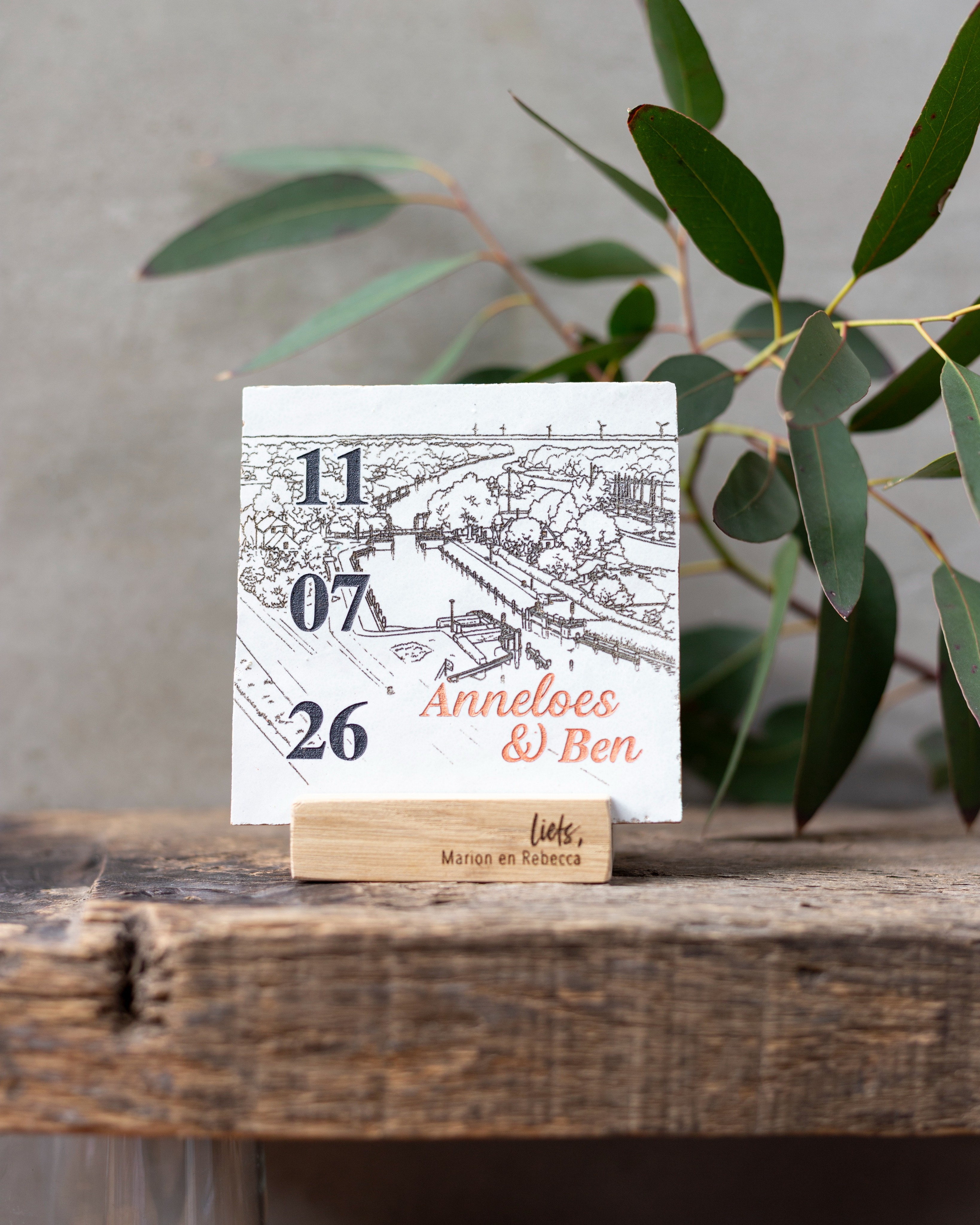 11.07.26 🤍

Als cadeau voor Anneloes & Ben mocht ik deze trouwtegel maken.

Met hun namen, trouwdatum en een mooie illustratie van de plek waar ze elkaar het jawoord gaven.

Straks een mooi plekje in huis, zodat die dag af en toe weer even voorbij komt.

Daar word ik blij van! 🥰

#trouwlocatie #trouwdatum #huwelijksgeschenk #handgemaaktcadeau #tegel #bruidspaar