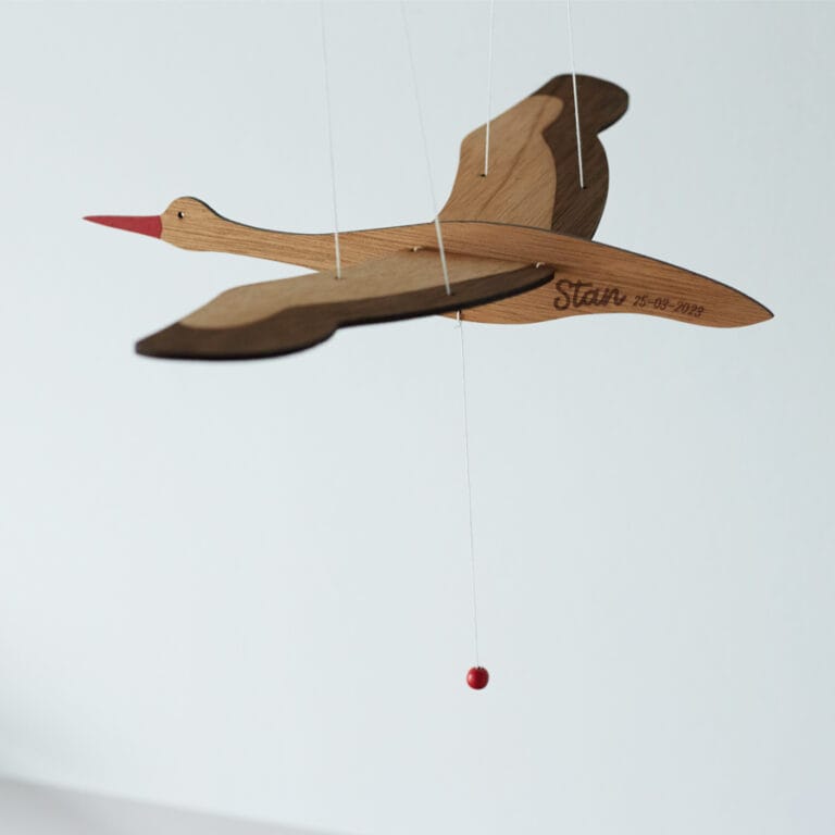 Houten ooievaar mobiel met naam en geboortedatum erin gegraveerd