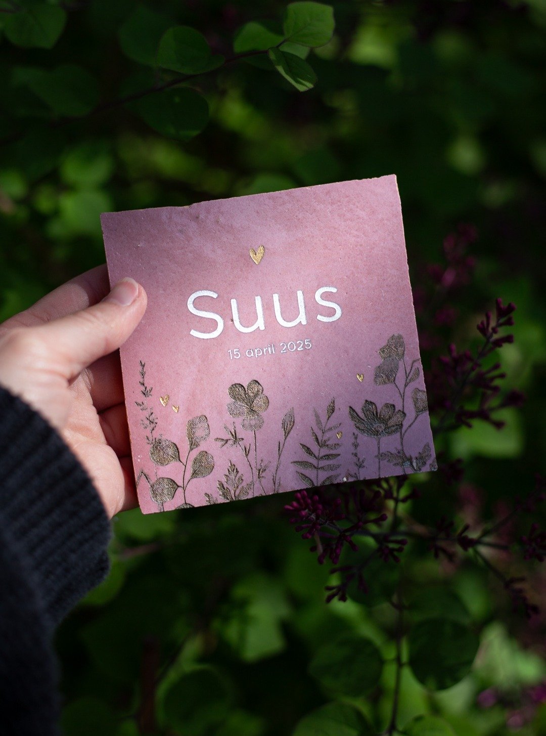 Een vrolijk geboortetegeltje met verdiept gegraveerde bloemen, met de hand ingekleurd in wit en goud.
Persoonlijk te maken met naam en geboortedatum, de handgemaakte tegeltjes zorgen ervoor dat iedere tegel uniek is. 

Op zoek naar een blijvend en origineel kraamcadeau? Deze is gemaakt om te bewaren.

#geboortetegel #kraamcadeau #gepersonaliseerdcadeau #babyinspiratie