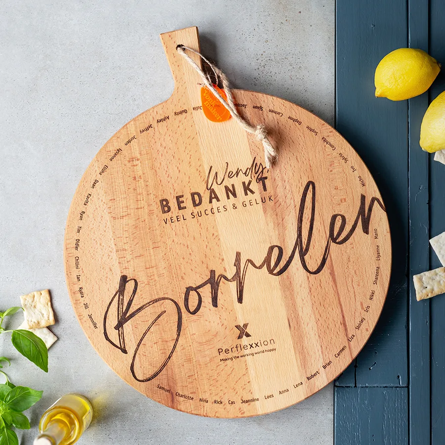 Borrelplank rond 35cm voor een afscheid collega, beuken hout en gravering