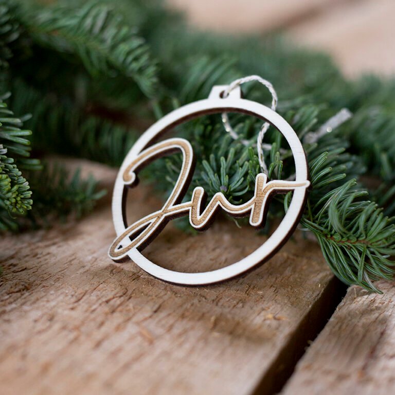 Houten kerstbal met naam gemaakt met laser