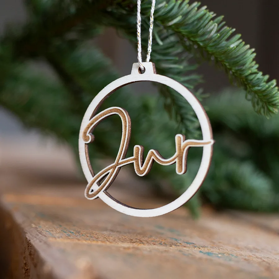 Houten kerstbal met naam gemaakt met laser