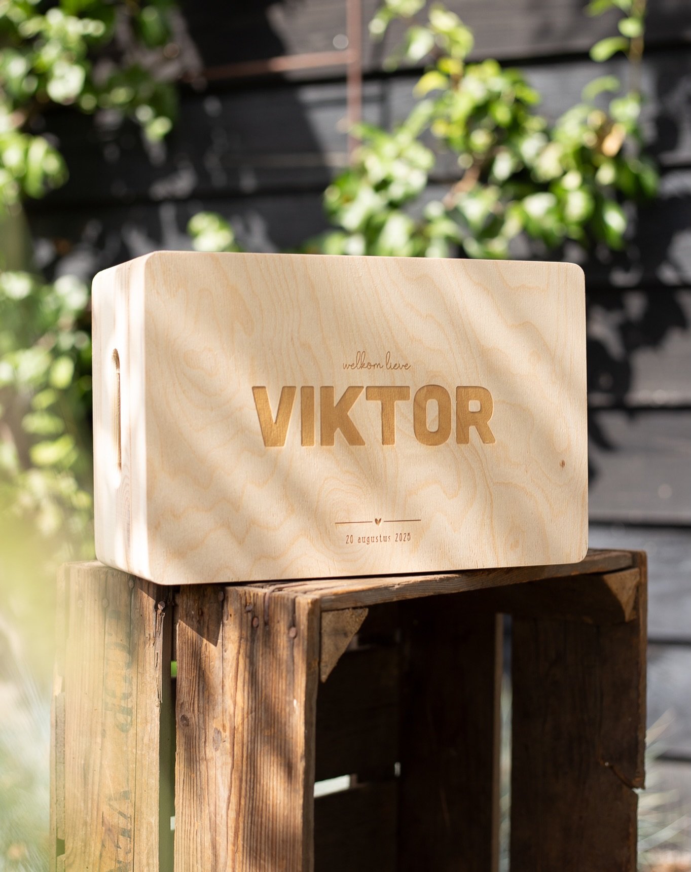 Een mooie geboortekist voor Viktor om zijn eerste spulletjes in te bewaren. 💙 Zijn geboortekaartje, eerste pakje, schoentjes of zijn speen. Welke spulletjes zou jij later graag nog eens terug willen zien?

#geboortebox #kraamcadeau #geboortekist #lasergraveren #gepersonaliseerdcadeau #kerstgeschenk