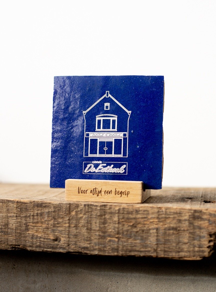 𝗩𝗼𝗼𝗿 𝗮𝗹𝘁𝗶𝗷𝗱 𝗲𝗲𝗻 𝗯𝗲𝗴𝗿𝗶𝗽

Voor @bergwerffiej mocht ik een tegeltje ontwerpen voor De Eethoek, die na bijna een halve eeuw hun deuren sluiten.

Nico is letterlijk boven de zaak is geboren. Dat vond ik zo’n bijzonder detail, dat ik ervoor koos om het pand zelf te tekenen, een plek die al generaties lang hetzelfde vertrouwde adres is.

Nog 2 dagen en dan zit het er echt op… Ga jij nog even langs? @deeethoek.delier 

#vonkmaker #maatwerk #tegeltje #persoonlijkcadeau #delier #deeethoek