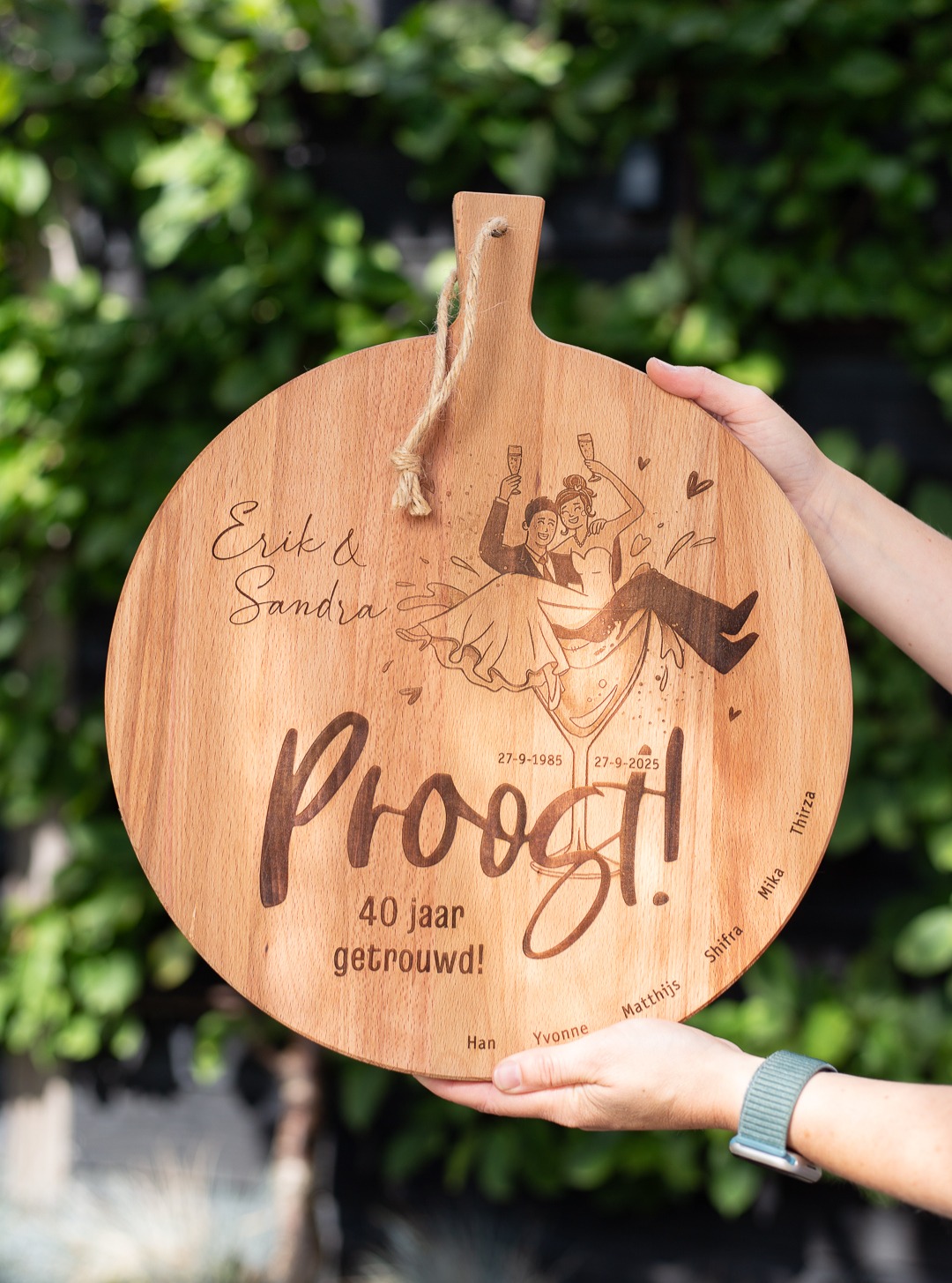 Daar word je toch blij van! 🥂☀️

Met dit heerlijke zomerse weer staan er weer genoeg feestjes op de planning. Bruiloften, jubilea, verjaardagen... voor elk feestje is een persoonlijk cadeau zoveel leuker! 💃

Deze borrelplank mocht ik ontwerpen en graveren als cadeau voor Erik & Sandra, die maar liefst 40 jaar getrouwd zijn. Proost! 🎉