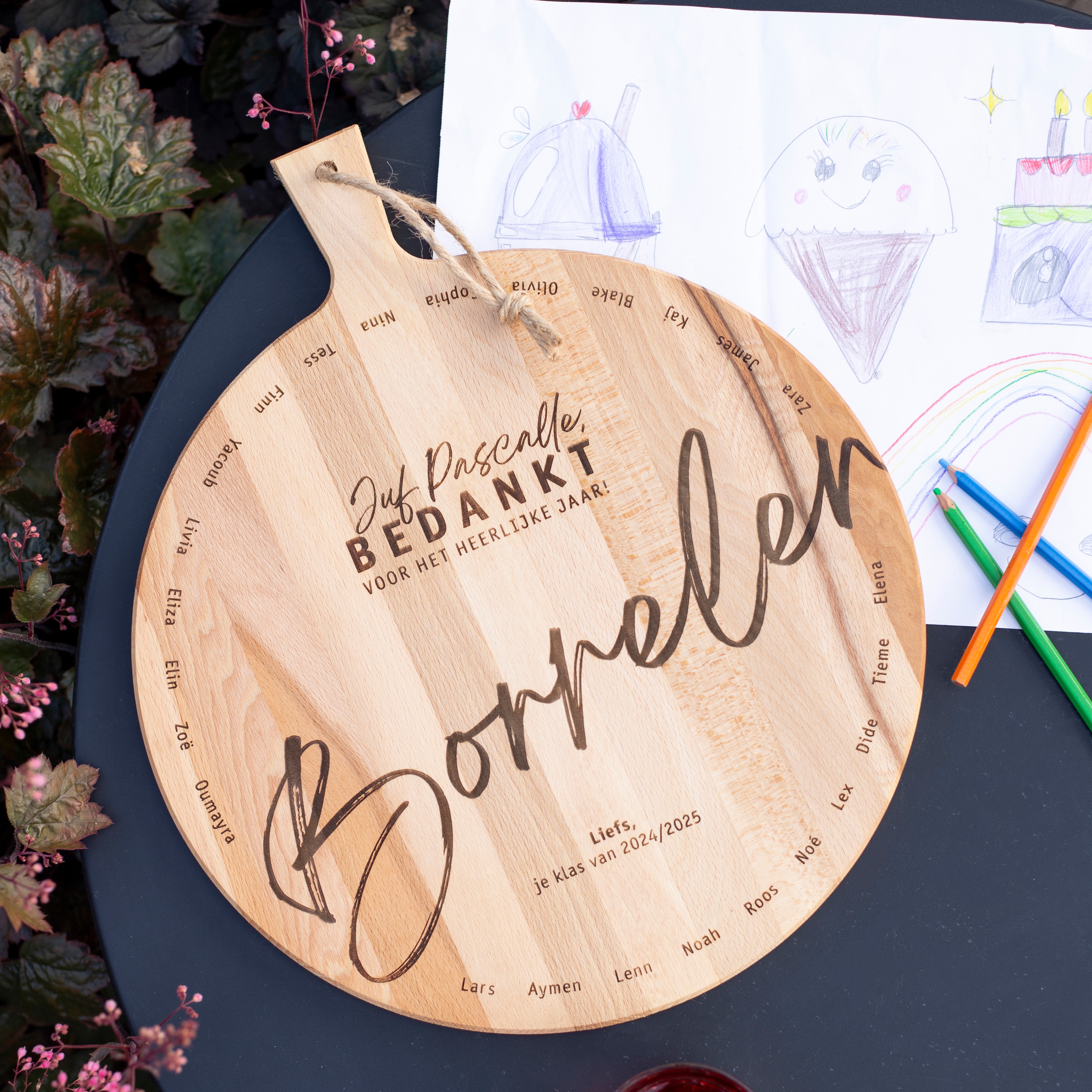 🌸 Een schooljaar vol leren, lachen en groeien verdient een bijzonder bedankje. Deze gepersonaliseerde borrelplank is het perfecte cadeau om de juf of meester eens in het zonnetje te zetten. Met alle namen van de kinderen erop wordt het een blijvende herinnering aan het leuke schooljaar.

Leuke tip voor meester- en juffendag 🎁

#bedanktjuf #meesterenjuffendag #eindeschooljaar #borrelplank #juffendag