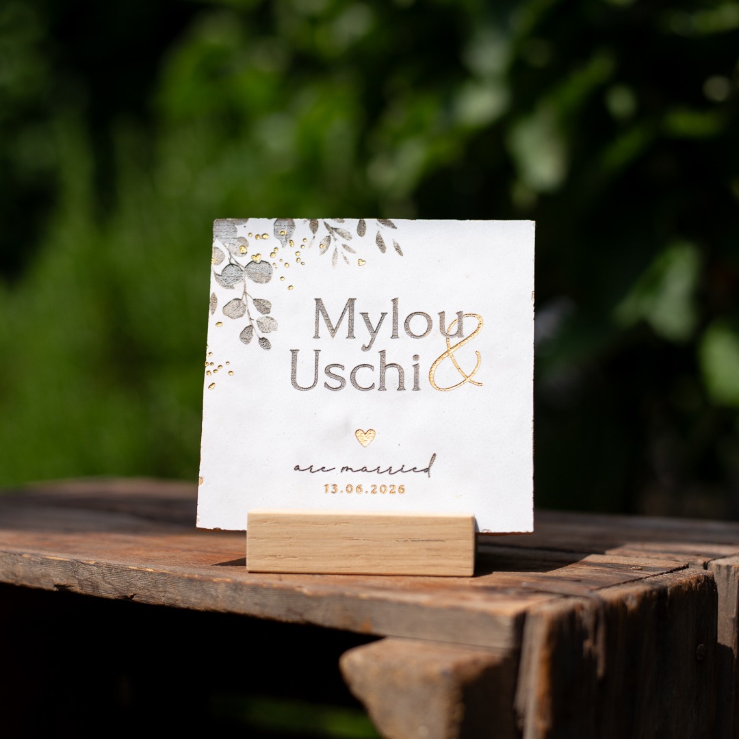 𝗛𝗮𝗻𝗱𝗴𝗲𝗺𝗮𝗮𝗸𝘁𝗲 𝘁𝗿𝗼𝘂𝘄𝘁𝗲𝗴𝗲𝗹
Wat de Vonkmaker tegeltjes zo uniek maakt? Naast een ontwerp dat voor jouw wordt gemaakt, natuurlijk de verdiepte gravering. Één die je echt kunt voelen.

Voor ieder tegeltje wordt eerst een ontwerp gemaakt dat helemaal aansluit bij jullie wensen. Wanneer de puntjes op de i staan en ik tevreden ben met het ontwerp, kan de laser aan de slag.

Met precisie graveert de laser het glazuur van de tegel. Waardoor het steen eronder zichtbaar wordt. En dat geeft het tegeltje nét dat beetje extra. 

Je ziet niet alleen de lijnen en details, je voelt ze ook wanneer je met je hand over de tegel gaat.

Daarna komt het inkleuren. Sommige onderdelen kleur ik (deels) in, andere laat ik juist blanco, zodat de charme van de tegel en de gravering zichtbaar blijft.

Een mooi proces. Van een ontwerp op het scherm naar een echte, voelbare gravering in een keramieken tegel.

Handgemaakt, met aandacht voor ieder detail. ✨

#huwelijksgeschenk #ambacht #handgemaakt #orgineelcadeau #trouwtegel #bruidspaar #trouwdag #huwelijk #bruiloft