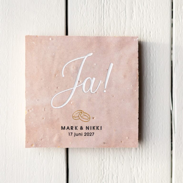 Ja! een trouwtegel met verdiepte gravering en namen van het bruidspaar
