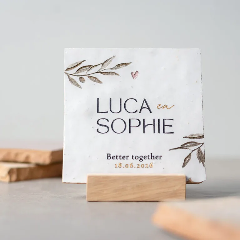 Gegraveerde trouwtegel met olijftakjes en namen Sophie en Luca