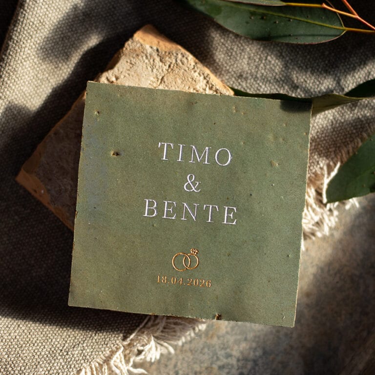 persoonlijke trouwtegel met ringen groen huwelijkscadeau met namen Timo en Bente