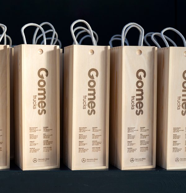 Wijnfleskist gomes trucks relatiegeschenk kerstpakket 600x625